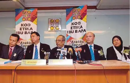  ?? PIC BY SUPIAN AHMAD ?? National Union of Teaching Profession Malaysia president Kamarozama­n Abd Razak (centre) at the press conference on the code of ethics for parents and guardians at Wisma NUTP in Kuala Lumpur yesterday.