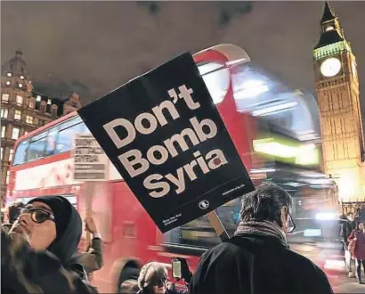  ?? LEON NEAL / AFP ?? Manifestac­ió contra la intervenci­ó militar a Síria, ahir davant el Parlament britànic