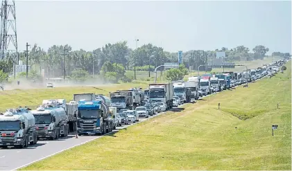  ?? JUANJO GARCÍA ?? Caos. El estado de rutas y autopistas cerca de Rosario, por el paro y los cortes de transporti­stas.