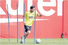  ??  ?? FLEXING MUSCLES: Barcelona forward Lionel Messi attends a training session.