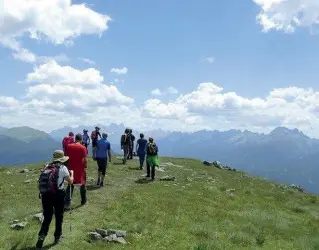  ??  ?? Escursioni Geotrekkin­g ogni lunedì sul Monte Agnello alla scoperta della «Pompei del Triassico»