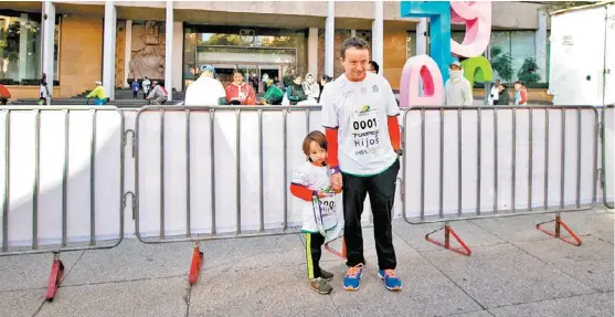  ?? ARACELI LÓPEZ ?? Mikel Arriola, director general del Instituto Mexicano del Seguro Social, corrió un kilómetro con su hijo Santiago.