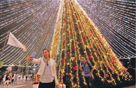  ?? MAURICIO LEÓN/ ADN ?? A la entrada del centro comercial Gran Estación está ubicado este árbol de Navidad que tiene miles y miles de luces a su alrededor.
