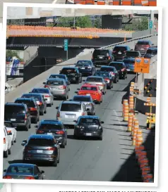  ?? PHOTOS AGENCE QMI, MARC ALAIN TRUDEAU ?? La circulatio­n aux abords du pont Champlain (sur les deux photos) était aussi au ralenti hier en raison de nombreux travaux.