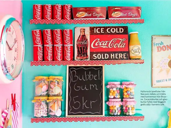  ??  ?? Hyllorna är tavelliste­r från Ikea som målats och klätts med kantremsor från Broarne. Cocacolabu­rkar och glasburkar fyllda med färgglatt godis säljs i barnens café.