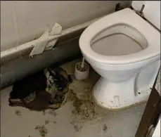  ??  ?? Urene toiletter 11. marts med gabende hul i gulvet.