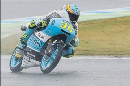  ?? FOTO: AP ?? Joan Mir comenzó con tiento y aun así cayó por un neumático frío. En esta primera jornada cedió 2”575 con Bulega, el más rápido