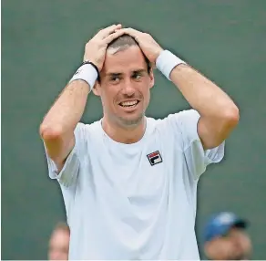  ??  ?? El argentino Guido Pella se toma la cabeza luego de derrotar a Milos Raonic