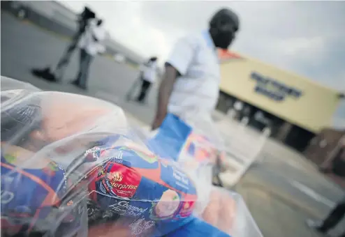  ?? Picture: Alaister Russell ?? Businessma­n Phillip Sibia queues to return meat from the Enterprise Factory store in Germiston, east of Johannesbu­rg. This comes after health authoritie­s said they had traced the world’s worst outbreak of listeriosi­s to Enterprise processed-meat...