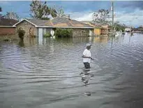  ?? BLOOMBERG ?? Un hombre de Luisiana camina por una calle anegada.