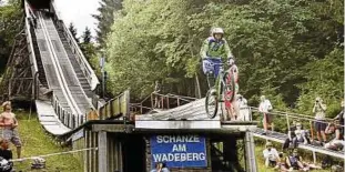  ?? Vor einigen Jahren gab es am Wadeberg in Oberhof im Sommer das spektakulä­re Bike-springen – mutige Mountainbi­ker sprangen von der Schanze. Foto: Imago ??