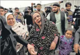  ?? REUTERS ?? Afghan security personnel inside the gurdwara after the attack in Kabul on Wednesday; and (right) distraught relatives of the victims.