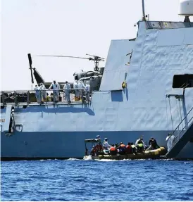  ?? Bild: ITALIENSKA MARINEN ?? FORTSÄTTER KOMMA. Flyktingar­na i den här båten räddades av italienska marinen i tisdags. Dagen innan hade totalt 560 personer plockats upp av tre italienska båtar i Medelhavet.