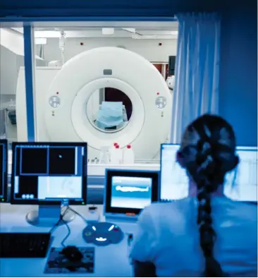  ?? FOTO: RASMUS FLINDT PEDERSEN ?? CT- skanneren styres fra dette computer- rum, der befinder sig bag en lukket dør. Kun patienten udsættes for røntgen- stråler.