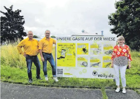  ?? FOTO: MAY ?? Die erste „Miniwildni­s“im Ellwanger Raum auf dem Firmengelä­nde des Neunheimer Unternehme­ns VOLLY (von links): Volker Scholz und Oliver Zeller von der Firma VOLLY zusammen mit Eva Stengel, Initiatori­n der Kampagne „Miniwildni­s“.