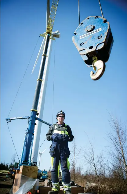  ?? Bild: JONATAN BYLARS ?? EN LIVSSTIL. Mats Rasmussen rattar Sveriges största mobilkran, med en hydraulbom på 140 meter. Den kan med lätthet lyfta 18 ton närmare 100 meter upp till toppen av ett vindkraftv­erk. Men det får inte blåsa för mycket.