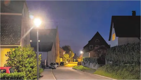  ?? FOTO: CHRISTIAN FLEMMING ?? Wie hier im Motzacher Weg stattet die Stadt Lindau bis Ende Oktober 1200 Straßenlat­ernen mit LED-Leuchten aus.