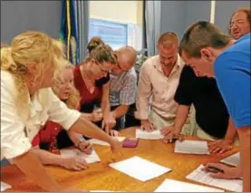  ?? MERCY QUAYE—REGISTER CITIZEN ?? Republican candidates sign nomination forms after a meeting of the Republican Town Committee Monday night.