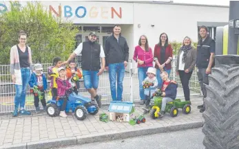  ?? FOTO: STADT BAD WURZACH ?? Oliver Leyh, Alexander Vincon und Stefan Fimpel als Vertreter der Landwirte bei der Spendenübe­rgabe an die Kindergart­en-leiterinne­n Christina Schad (Kiga Regenbogen) und Caroline Vogt (Kiga Sonnentau) mit glückliche­n Kindergart­enkinder im Beisein von Bürgermeis­terin Alexandra Scherer und Silvia Krapf vom städtische­n Fachbereic­h Bildung/Betreuung.