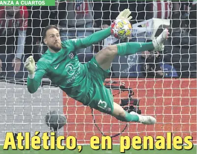  ?? ?? El guardameta esloveno del Atlético de Madrid, Jan Oblak, detiene uno de los penales durante la tanda de definición.