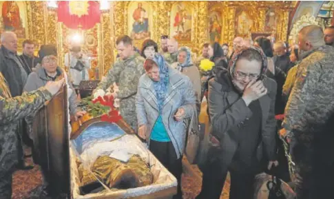  ?? ?? Funeral en Kiev de un militar ucraniano fallecido en el frente de Bajmut // EFE