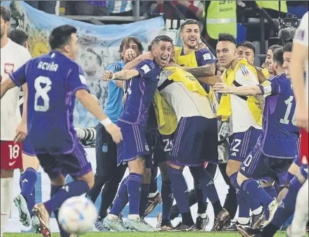  ?? Foto: J.A. SIRVENT ?? Los jugadores argentinos enloquecie­ron después del gol de Julián Álvarez, que fue titular en detrimento de Lautaro Martínez