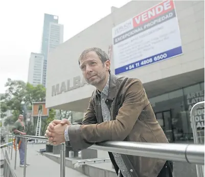  ?? Fernando Massobrio ?? El artista, en la explanada del museo, delante del cartel de venta