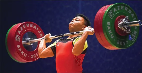  ?? AFP SERVICE ?? HARAPAN EMAS: Lifter Indonesia Eko Yuli Irawan saat meraih medali emas di Islamic Solidarity Games (ISG) 2017 di Azerbaijan. Dia masih harus memperbaik­i total angkatanny­a menuju SEA Games 2017.