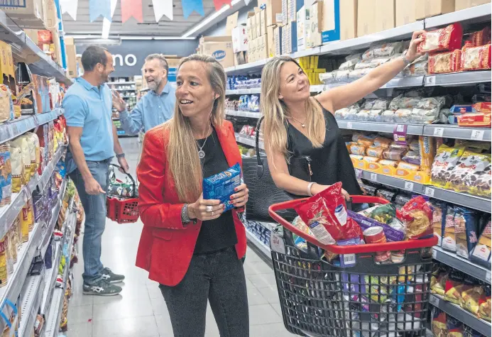  ?? PATRICIO PIDAL/AFV ?? Sonia Mibelli (saco rojo) asegura que el supermerca­do es uno de los ítems donde es posible ahorrar cuando se veranea en grupo