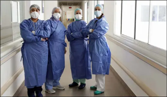  ??  ?? طبيبات في أحد مستشفيات العاصمة المغربية