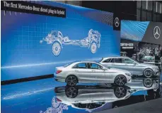  ??  ?? Premiere: Mercedes hat die C-Klasse auf dem Genfer Autosalon im März auch als Plug-in-Dieselhybr­id vorgestell­t.