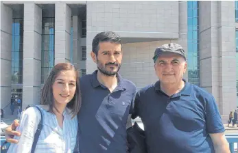  ?? FOTO: DPA ?? Mesale Tolu, ihr ebenfalls angeklagte­r Mann Suat Corlu und ihr Vater Ali Riza Tolu (re.) stehen nach der Entscheidu­ng vor dem Gerichtsge­bäude im Istanbuler Stadtteil Caglayan.