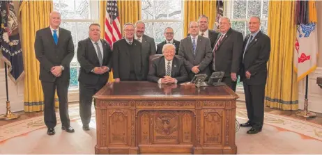  ?? | SUPPLIED PHOTO ?? Chicago FOP chief Dean Angelo stands directly behind President Donald Trump in an Oval Office photo Tuesday.