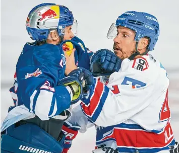  ?? Foto: Imago ?? Christoph Ullmann (rechts) ist kein Spieler, der sich in den Vordergrun­d drängt, aber wenn es sein muss, kann er auch zupacken. Wie hier gegen den Münchner Ryan Button.