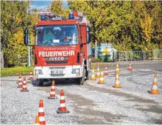  ?? FOTO: ELMAR GRATHWOHL ?? Beim Lenken des Feuerwehrf­ahrzeugs mussten die Lehrgangst­eilnehmer Geschick beweisen.