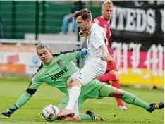  ?? Foto: Imago/Eibner ?? In der Nachspielz­eit tauchte Spatzen Stürmer Marco Koch (in Weiß) alleine vor Stein bachs Torhüter Frederic Loehe auf, überwand ihn aber nicht.