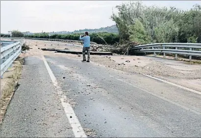  ?? ANNA FERRÀS / ACN ?? La C-12 a l’altura de Tortosa continua tallada per l’enfonsamen­t del paviment