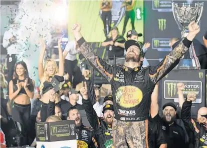  ?? JOE CAVARETTA/STAFF PHOTOGRAPH­ER ?? Martin Truex Jr. soaks up his victory Sunday in the Ford EcoBoost 400 that earned him the Monster Energy Cup season championsh­ip.