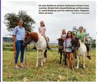  ?? Foto: Denis Dworatsche­k ?? Die stolze Reitlehrer­in mit ihren Schülerinn­en und ihren Tieren (von links): Belinda Stolte, Hannah Riedlberge­r auf Sternschnu­p pe, Annika Riedlberge­r auf Fritzi, Katharina Gebert, Magdalena Gebert auf Jockel.