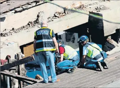  ?? SALVADOR SAS / EFE ?? Expertos de la policía científica inspeccion­aron ayer la pasarela derrumbada del puerto de Vigo