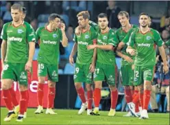  ??  ?? UN GRUPO TOP. Los jugadores felicitan a Pina por su gol al Celta.