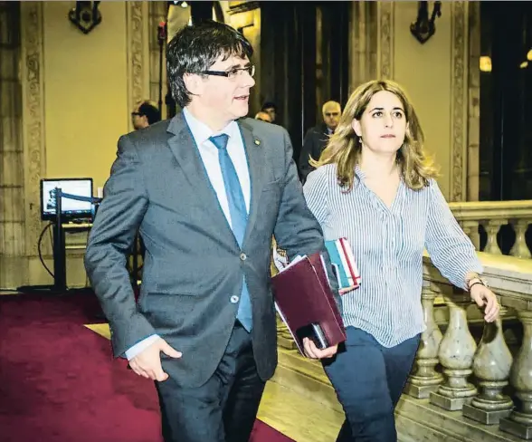  ?? LLIBERT TEIXIDÓ ?? Carles Puigdemont con la coordinado­ra general del PDECat, Marta Pascal, en el Parlament de Catalunya el pasado mes de julio