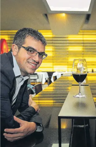  ?? MÒNICA TUDELA ?? El sommelier Ferran Centelles, amb una copa de vi a la mà.