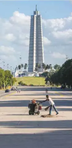  ?? | AP ?? Turistas aprovechab­an el domingo para tomarse fotos de Castro expuestas en varios puntos .