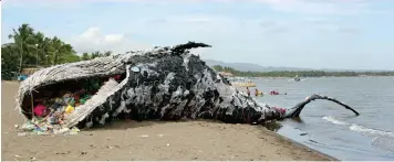  ?? (Sipa) ?? Crean una ballena muerta de plástico para conciencia­r a la gente que contamina el mar.