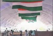  ?? PRABHAKAR SHARMA/HINDUSTAN TIMES ?? Tent being set up on eve of Congress president Rahul Gandhi's public meeting in Jaipur on Friday.