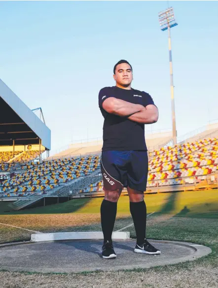  ?? Picture: RIC FREARSON ?? Former Bronco and Titan David Hala has decided to turn his hand to the shot put.