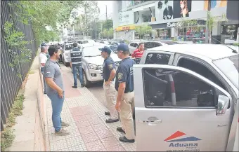  ??  ?? Ayer las veredas de las inmediacio­nes de los shoppings Mariscal y Villa Morra se encontraba­n libres de vendedores informales en coincidenc­ia con el operativo de Detave.