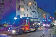  ?? FOTO: THOMAS HECKMANN ?? Die Feuerwehr hat in Ulm nach einem Brand in einer Wohnung am Dienstagab­end einen Toten gefunden.