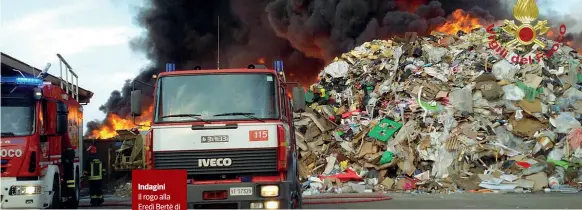  ??  ?? Indagini
Il rogo alla Eredi Bertè di Mortara dello scorso autunno. La magistratu­ra sta indagando sull’incendio come sui roghi avvenuti a Sannazzaro e a Corteolona (Ansa)